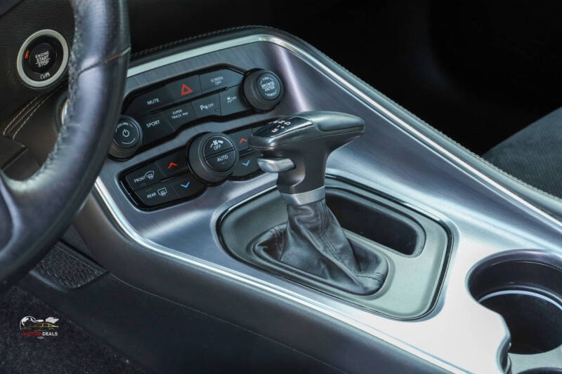 2017 Dodge Challenger 392 HEMI Scat Pack Shaker