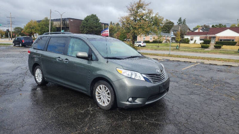 2013 Toyota Sienna XLE photo 9