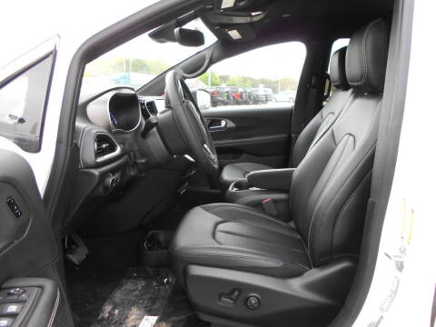 2027 Chrysler Pacifica Select