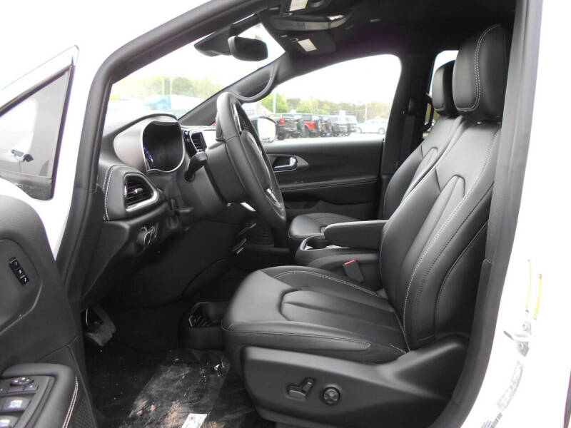 2027 Chrysler Pacifica Select