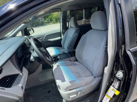 2015 Toyota Sienna LE 7-Passenger Auto Access Seat