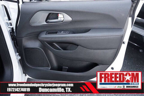 2025 Chrysler Voyager LX