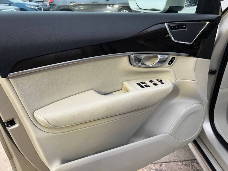 2016 Volvo XC90 T6 Momentum