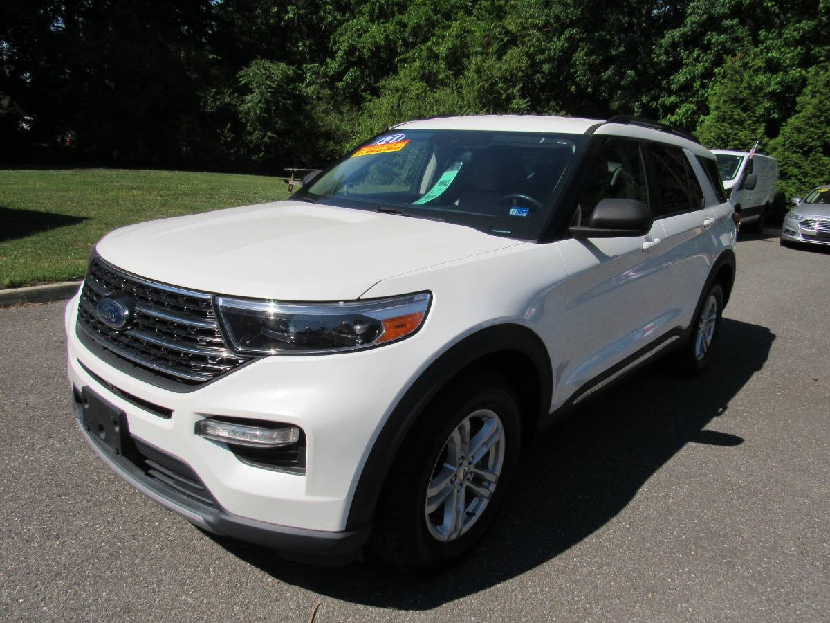 White 2021 Ford Explorer XLT AWD XLT 4dr SUV 1