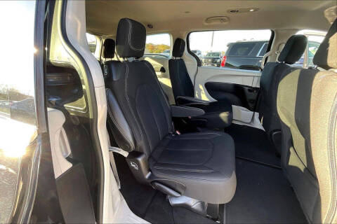 2022 Chrysler Voyager LX