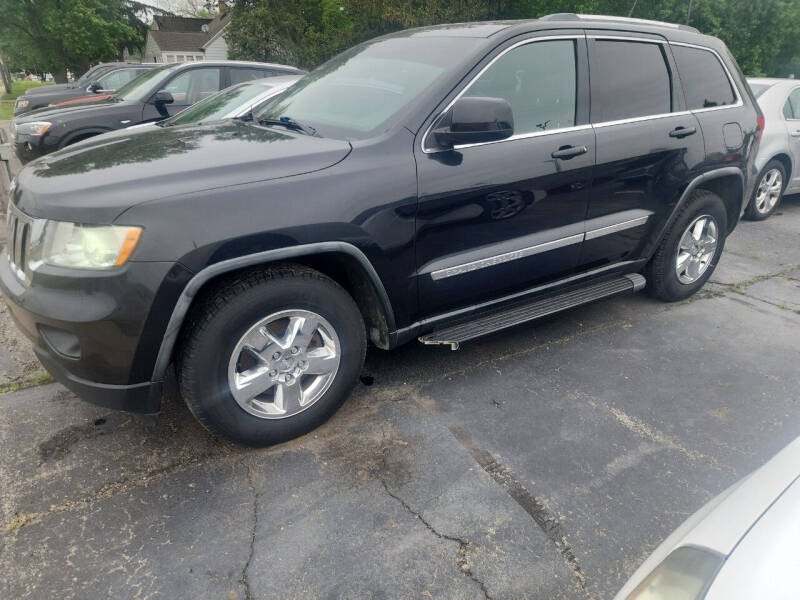 2011 Jeep Grand Cherokee Laredo photo 2