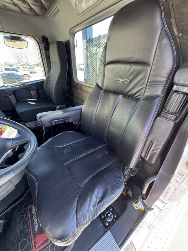 2017 Freightliner 122SD