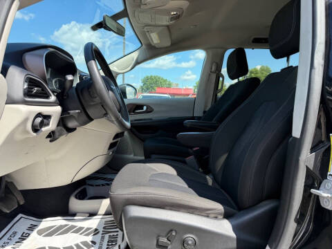 2022 Chrysler Voyager LX