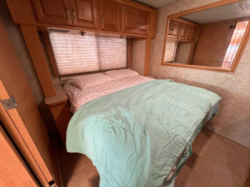 2005 Workhorse Hurricane