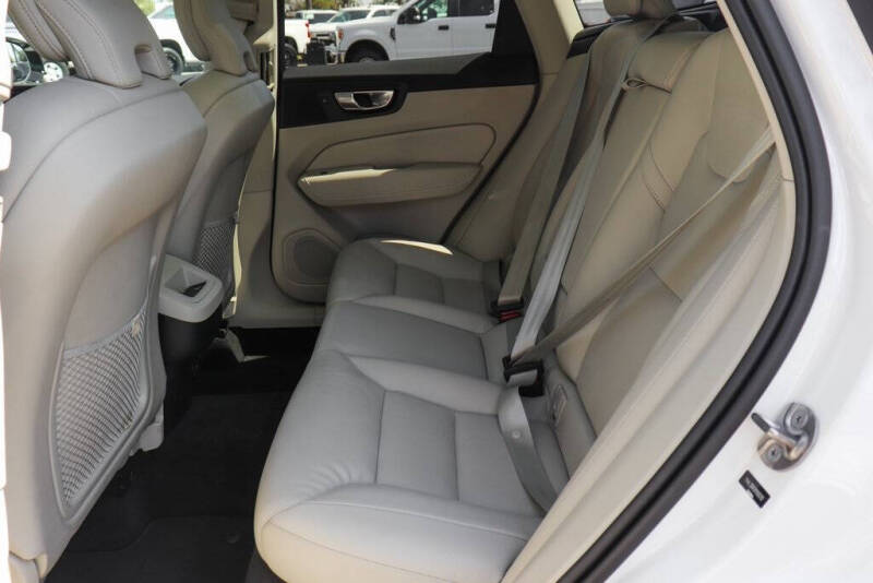 2024 Volvo XC60 B5 Core Dark Theme