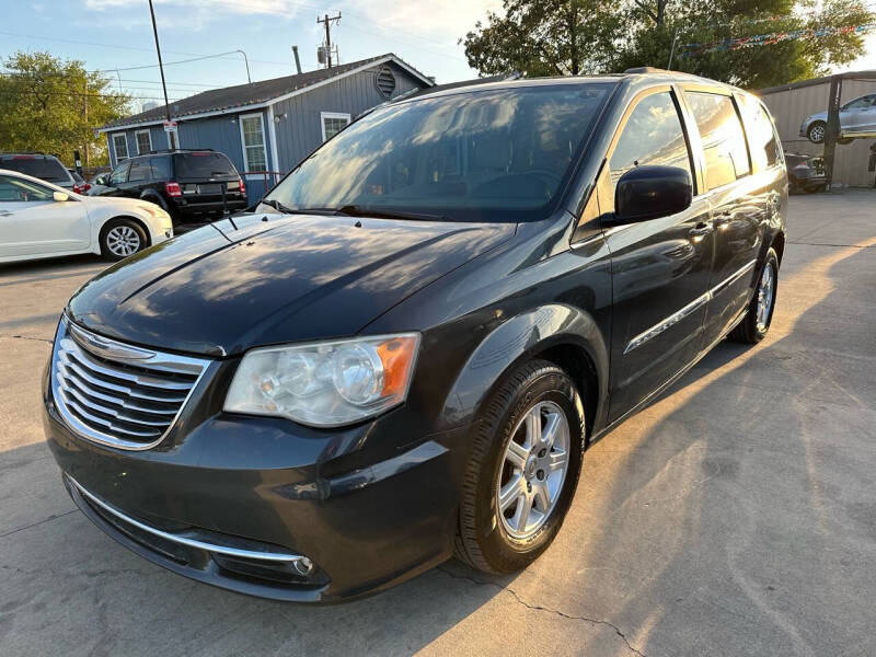 2013 Chrysler Town & Country Touring photo 3