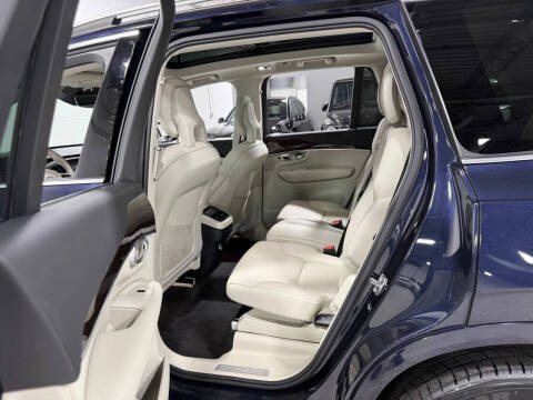 2016 Volvo XC90 T6 Momentum