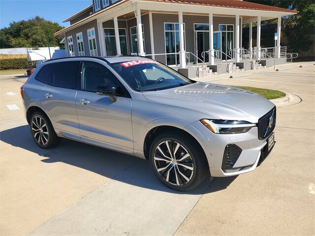 2025 Volvo XC60 B5 Plus Dark Theme