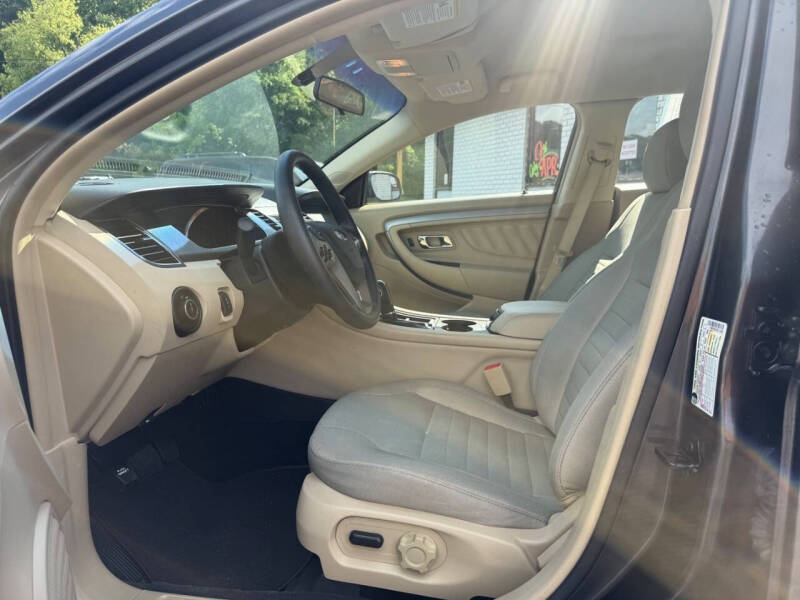 2017 Ford Taurus SE