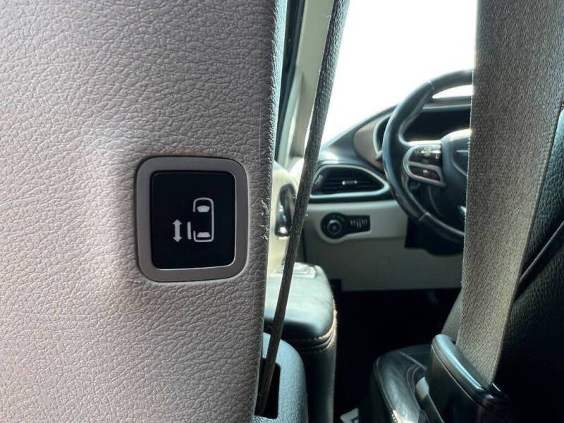 2017 Chrysler Pacifica Touring-L