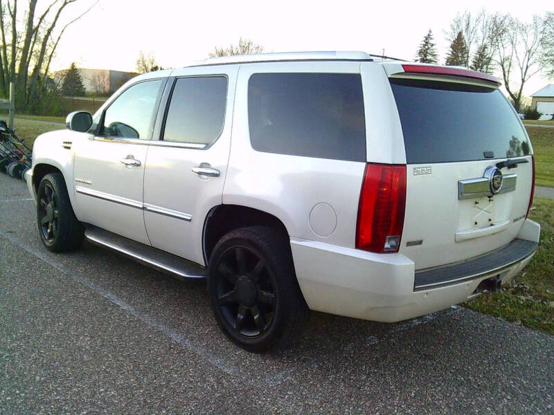 2011 Cadillac Escalade Luxury photo 8