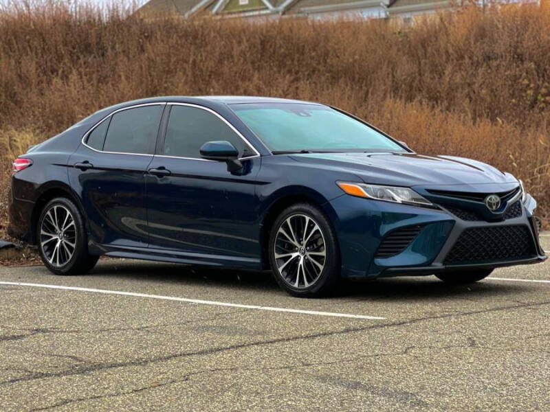 2019 Toyota Camry SE photo 2