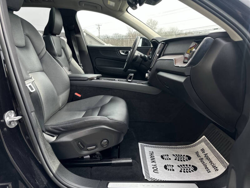 2023 Volvo XC60 B5 Plus Dark Theme