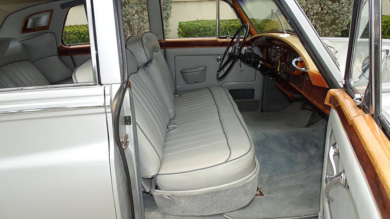 1957 Rolls-Royce Silver Cloud III 17