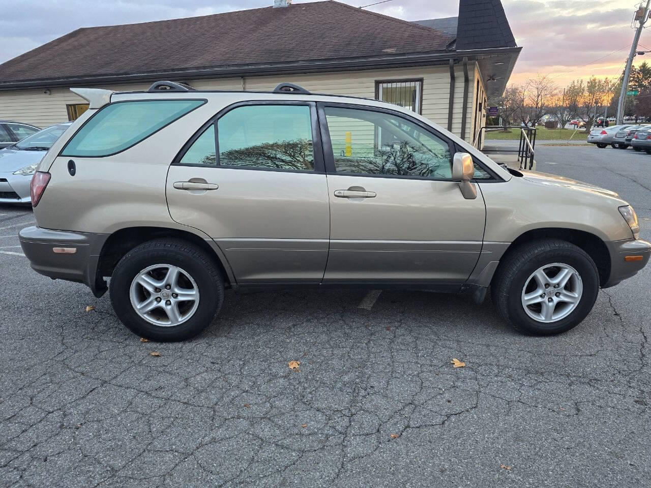 2000 Lexus RX 300 for sale at QUEENSGATE AUTO SALES in York, PA