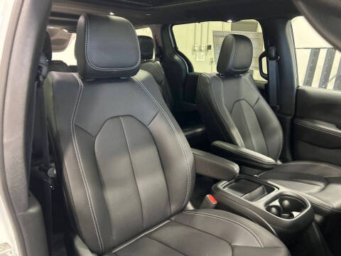 2027 Chrysler Pacifica Select