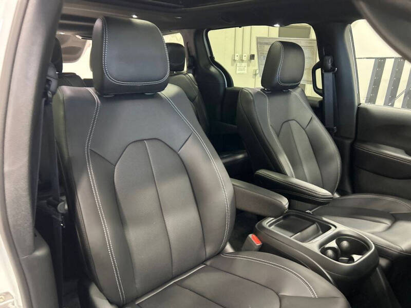 2027 Chrysler Pacifica Select