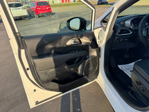 2025 Chrysler Voyager LX