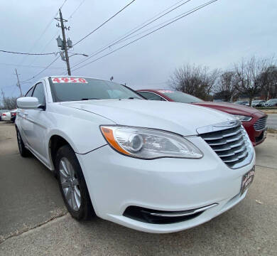 2013 Chrysler 200 for sale at TOWN & COUNTRY MOTORS in Des Moines IA