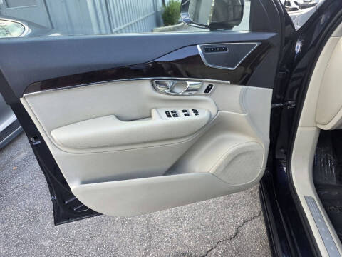 2016 Volvo XC90 T6 Momentum