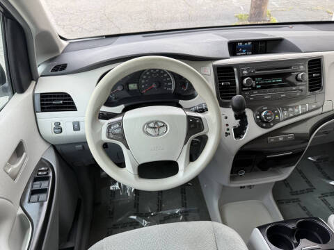 2014 Toyota Sienna LE 8-Passenger