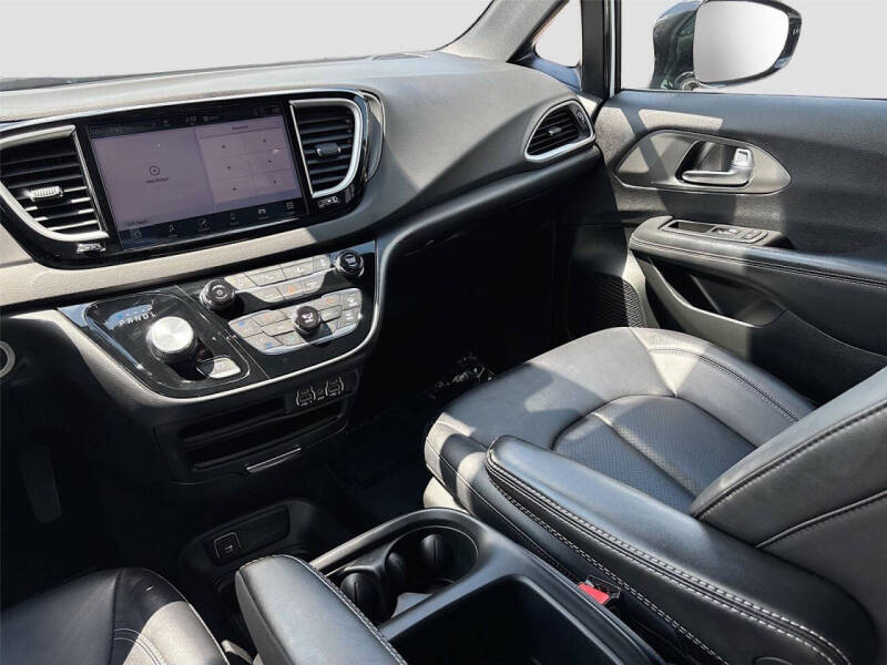 2025 Chrysler Pacifica Select
