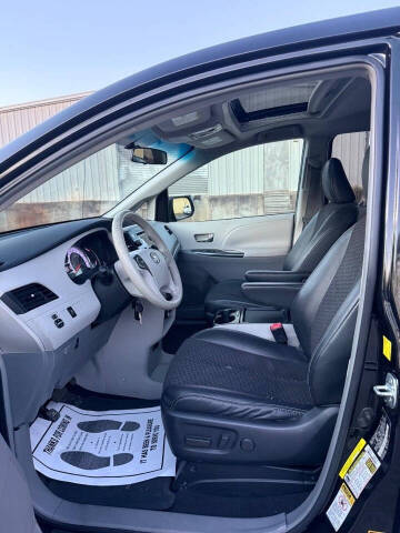 2011 Toyota Sienna SE 8-Passenger