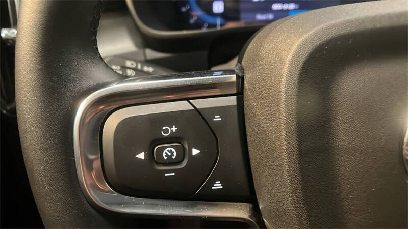 2025 Volvo XC40 B5 Core Bright Theme