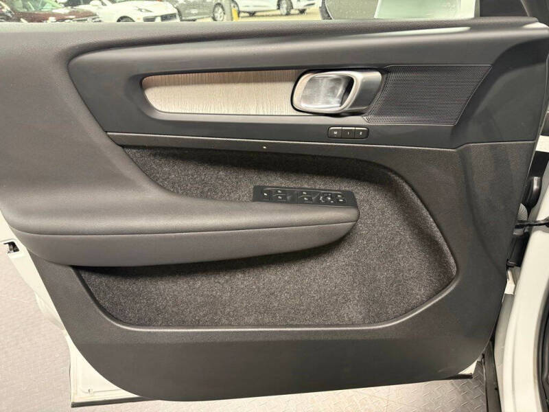 2024 Volvo XC40 B5 Plus Bright Theme