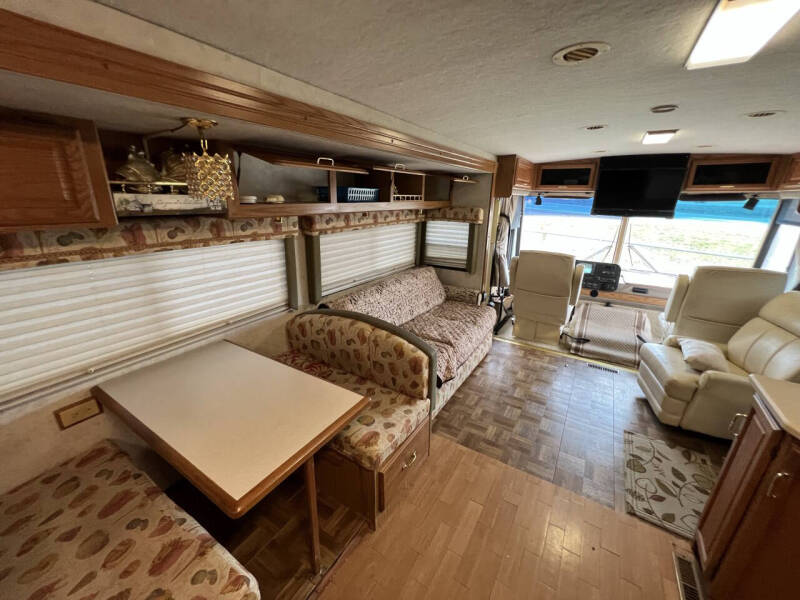 2000 Winnebago Adventurer