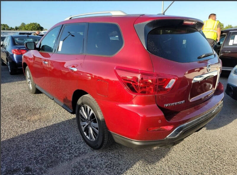 2018 Nissan Pathfinder SV's photo