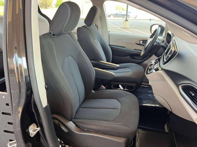 2022 Chrysler Voyager LX