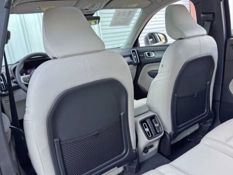 2024 Volvo XC40 B5 Ultimate Bright Theme