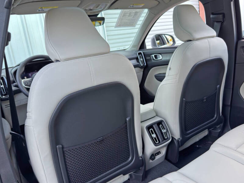 2024 Volvo XC40 B5 Ultimate Bright Theme