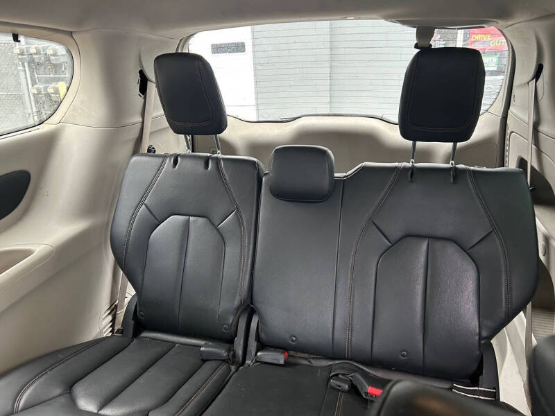 2017 Chrysler Pacifica Touring-L