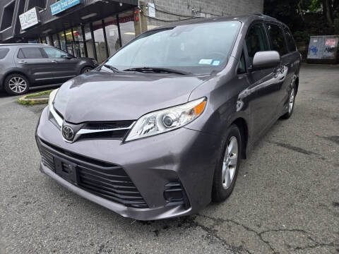 2018 Toyota Sienna for sale at Motor Treasure in Bridgeton NJ