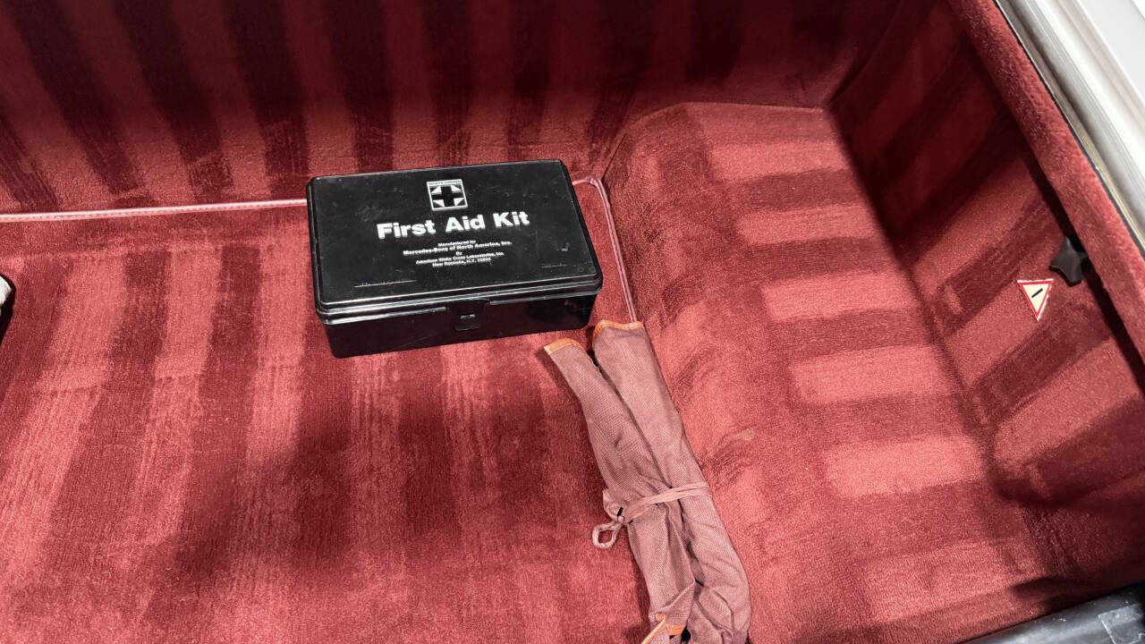 1988 Mercedes-Benz 560-Class 69