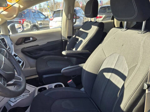 2022 Chrysler Voyager LX