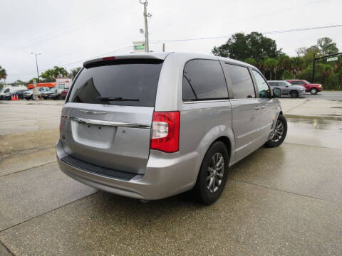 2016 Chrysler Town and Country S