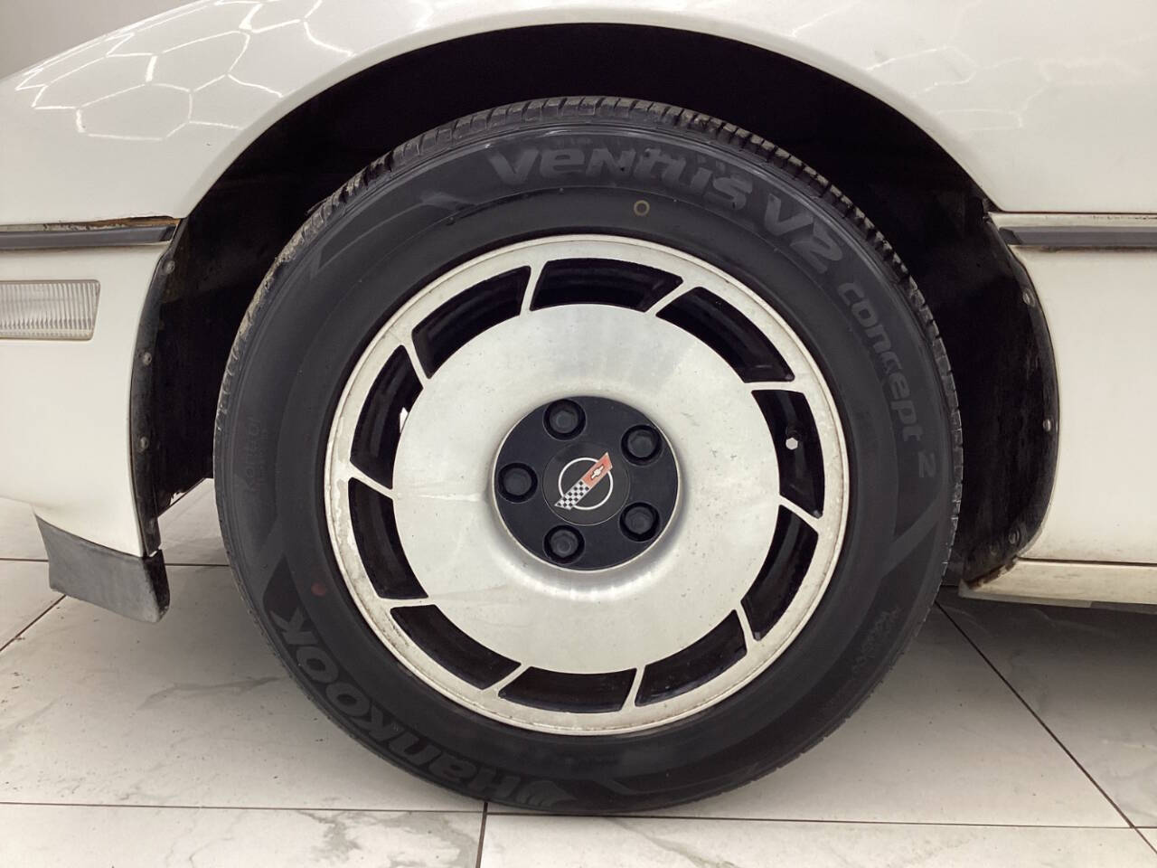 White 1985 Chevrolet Corvette Base 2dr Hatchback 23