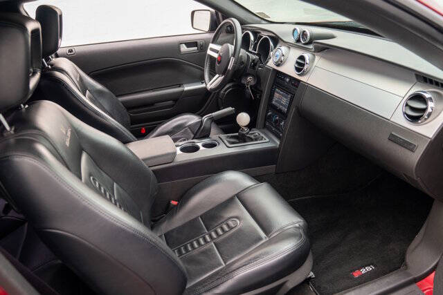 2006 Ford Mustang 32