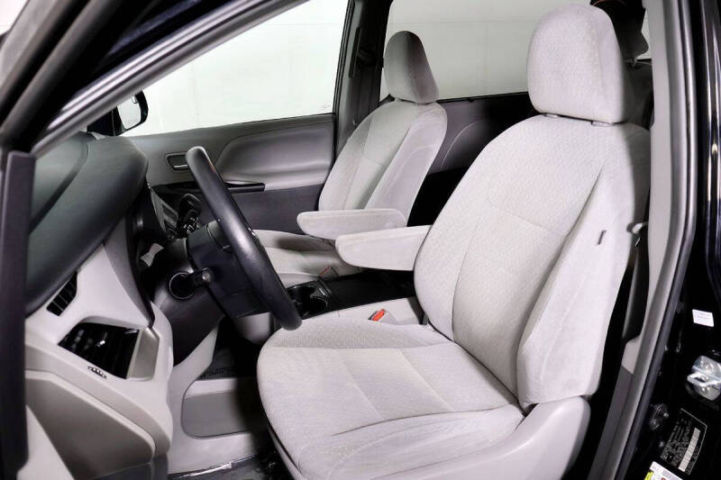 2019 Toyota Sienna LE Mobility 7-Passenger