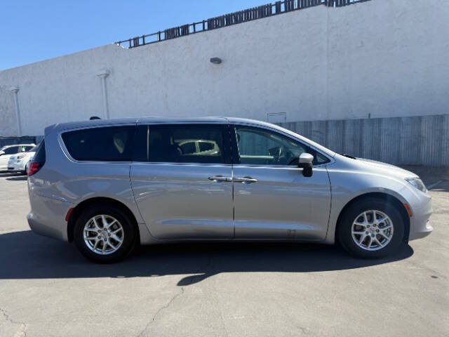 2021 Chrysler Voyager LX