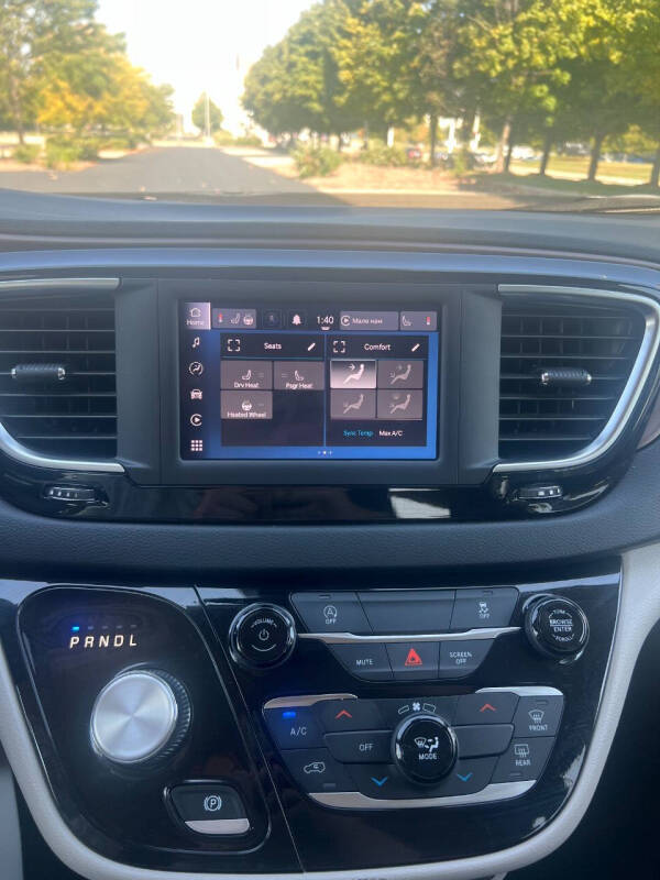 2023 Chrysler Voyager LX