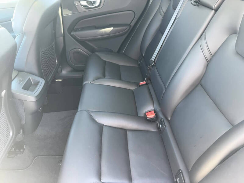 2025 Volvo XC60 B5 Core Dark Theme